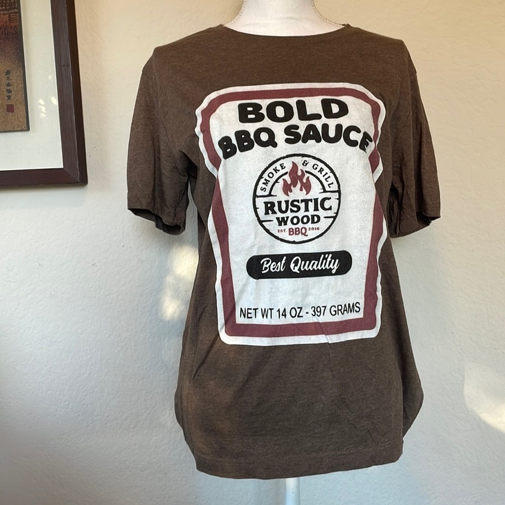 BROWN BBQ GRAPHIC TEE SIZE M ❤️❤️❤️